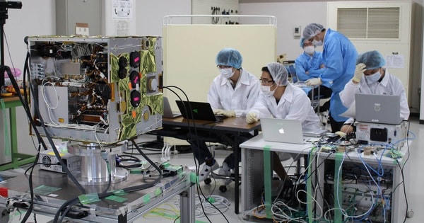 Các kỹ sư của Trung tâm Vũ trụ Việt Nam nghiên cứu chế tạo vệ tinh MicroDragon .  