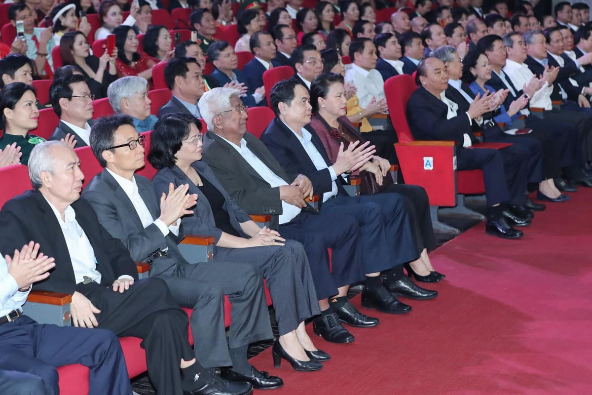 Các vị lãnh đạo, nguyên lãnh đạo Đảng, Nhà nước và MTTQ Việt Nam tham dự Chương trình "Cả nước chung tay Vì người nghèo” năm 2020. Ảnh: Quang Vinh.