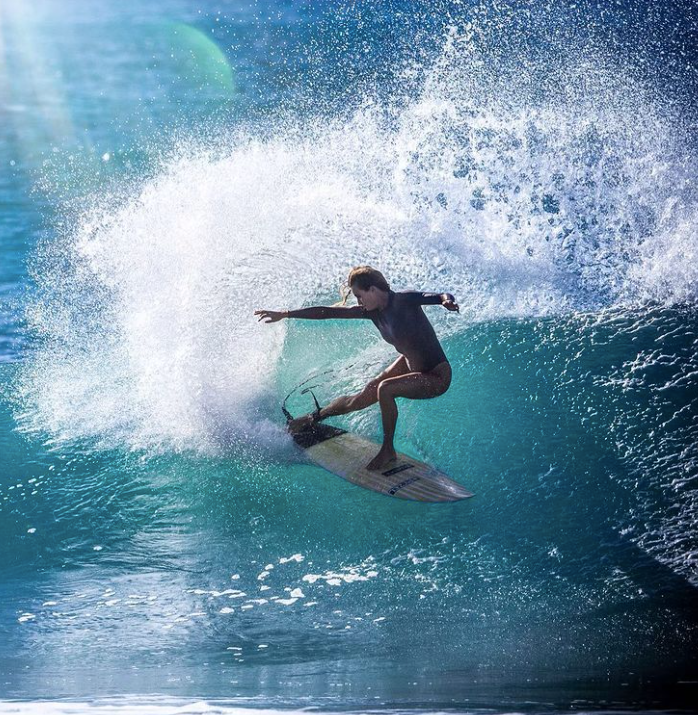 Có lẽ, Alana Blanchard tự tin tỏa sáng và thu hút nhất là khi mỹ nhân 9x chế ngự những con sóng lớn ngoài biển khơi.
