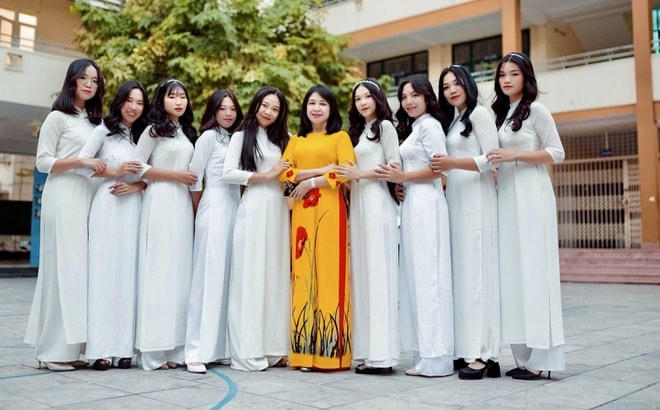 Lớp 12D4, Trường THCS- THPT Nguyễn Tất Thành (Hà Nội) và cô giáo chủ nhiệm (áo vàng). 