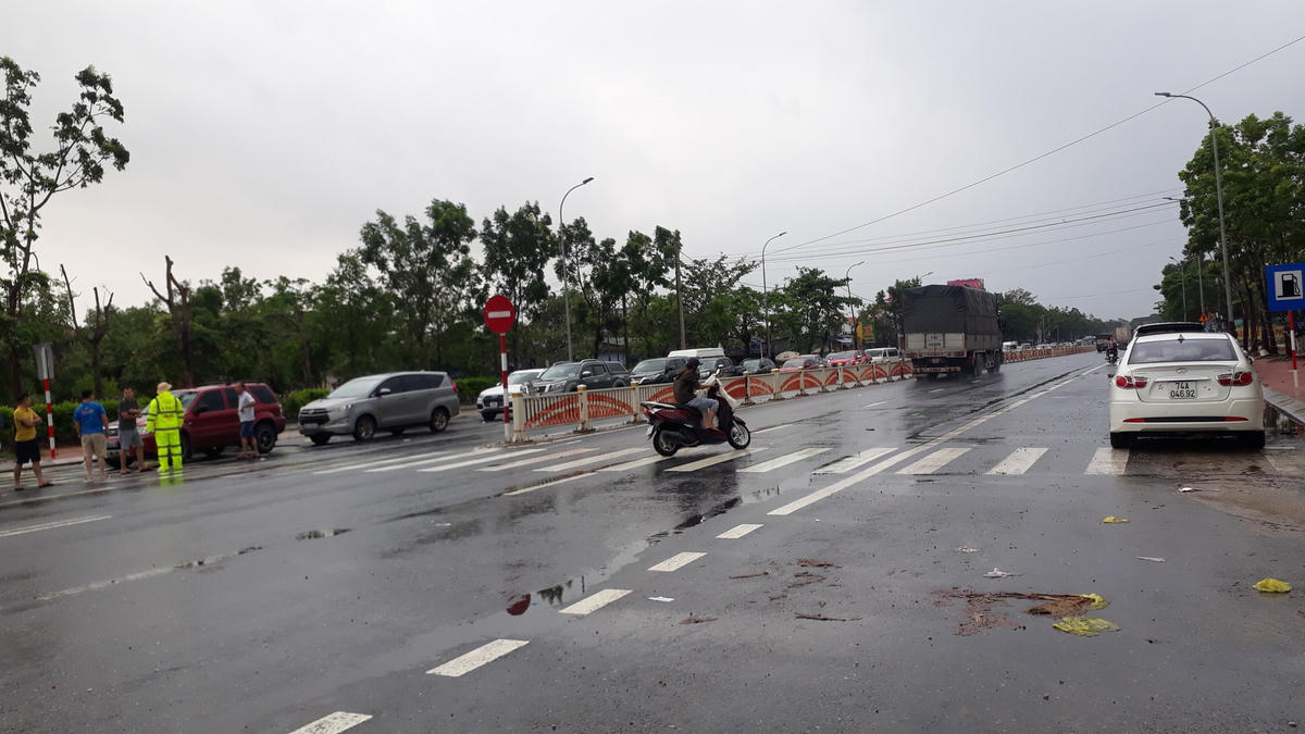 Đến sáng hôm nay (10/10) rất nhiều phương tiện đỗ kín hai bên đường.