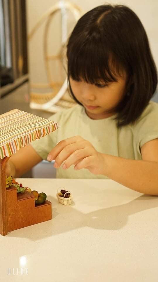Con gái thích thú trước những món đồ chơi mẹ tự tay làm. Ảnh: NVCC