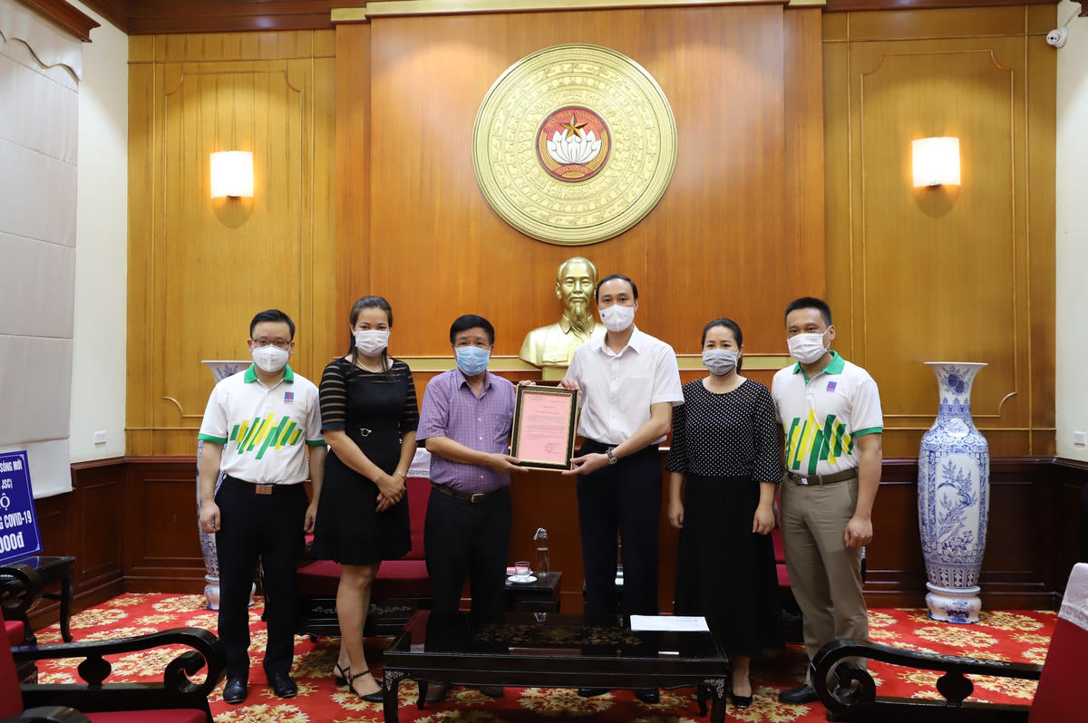 Phó Chủ tịch Phùng Khánh Tài trao thư cảm ơn của UBTƯ MTTQ Việt Nam đến Hiệp hội phân bón Phú Mỹ miền Bắc.