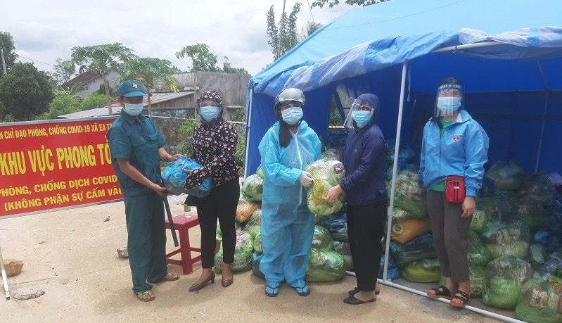Thăm, tặng quà đồng bào dân tộc thiểu số khó khăn trong khu vực bị phong tỏa bởi dịch bệnh Covid-19 ở buôn Bầu- xã EaTrol.