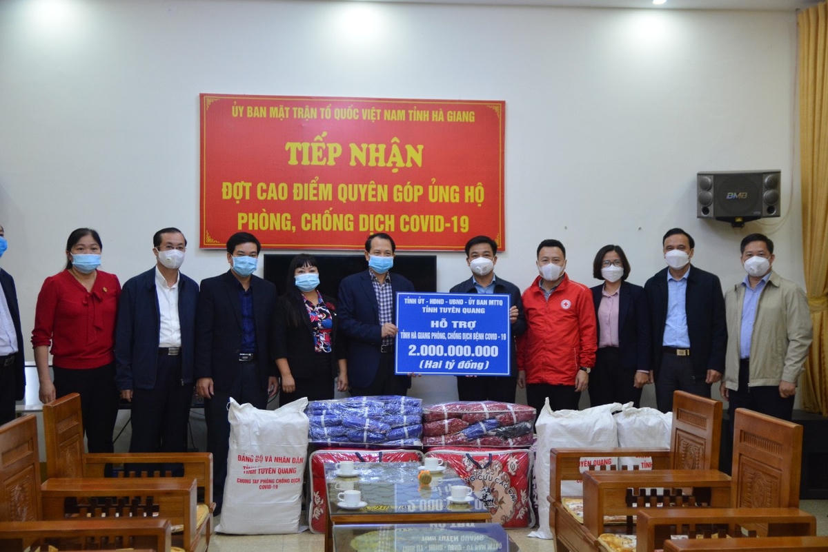 Chủ tịch Ủy ban MTTQ Việt Nam tỉnh Tuyên Quang Nguyễn Hưng Vượng trao hỗ trợ phòng, chống Covid-19 đến tỉnh Hà Giang. 