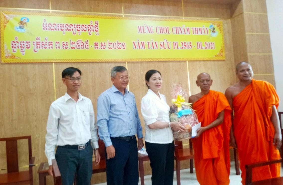 Phó Chủ tịch Trương Thị Ngọc Ánh thăm hỏi Hoà thượng Đào Như.