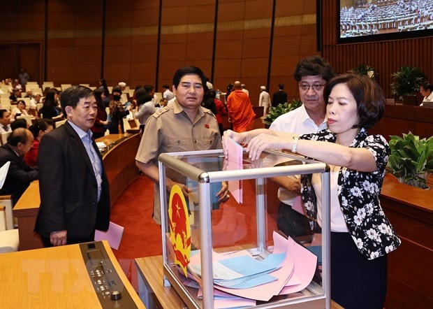 Các đại biểu Quốc hội bỏ phiếu bầu về công tác nhân sự. (Ảnh: Trọng Đức/TTXVN).