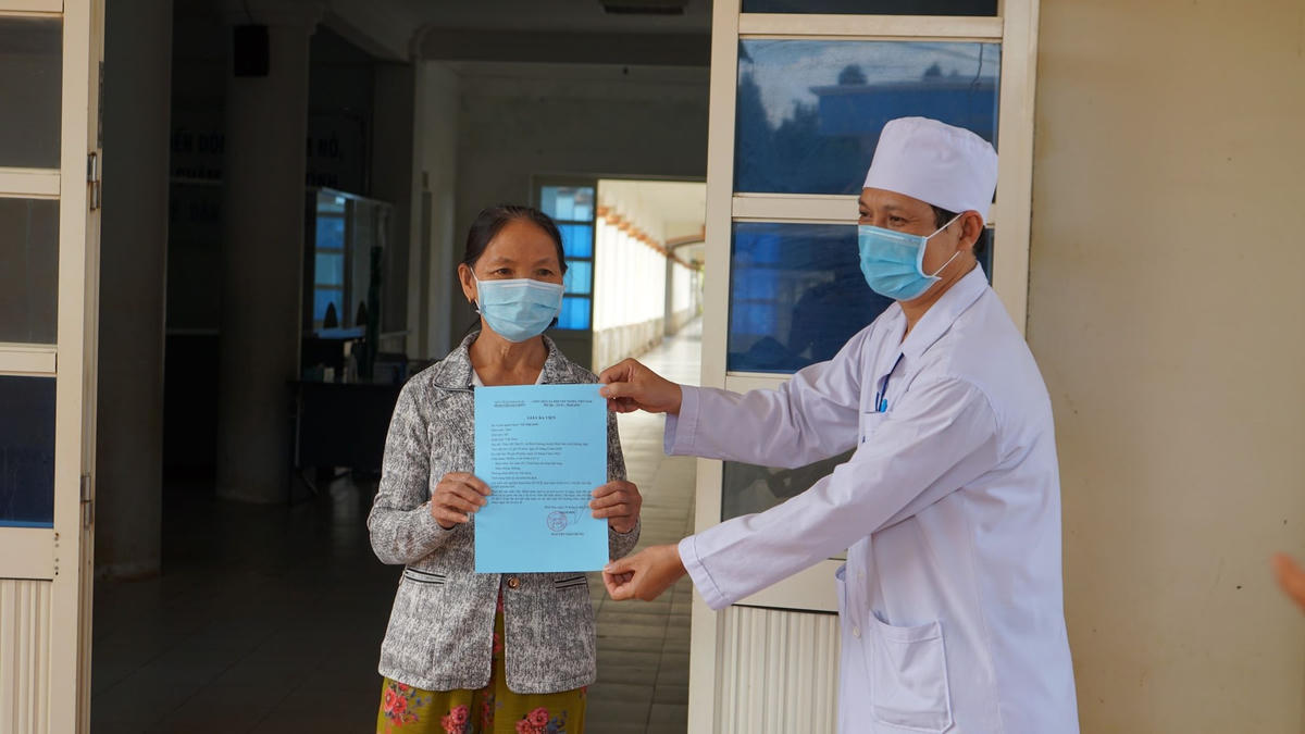 Bác sĩ ở Quảng Ngãi trao giấy xuất viện cho bệnh nhân 621.