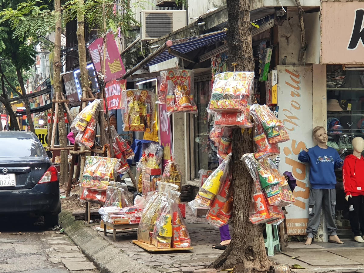 Chợ Tết ông Công ông Táo: Vàng mã vẫn 'lên ngôi'