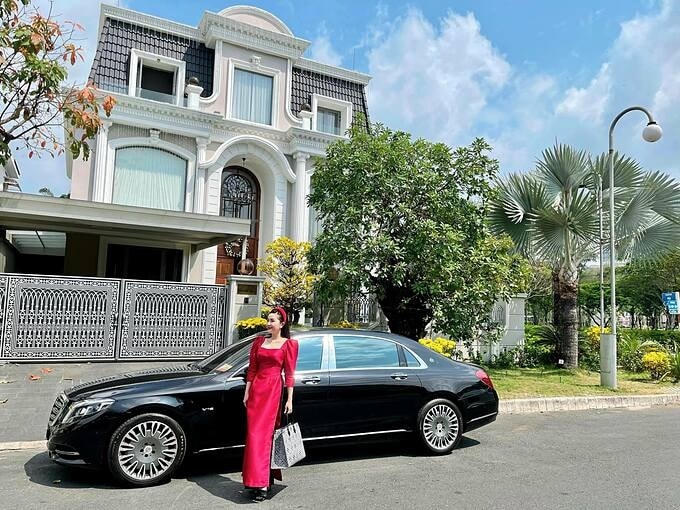 Ca sĩ Bảo Thy sang chảnh bên xế hộp và biệt thự của gia đình.  