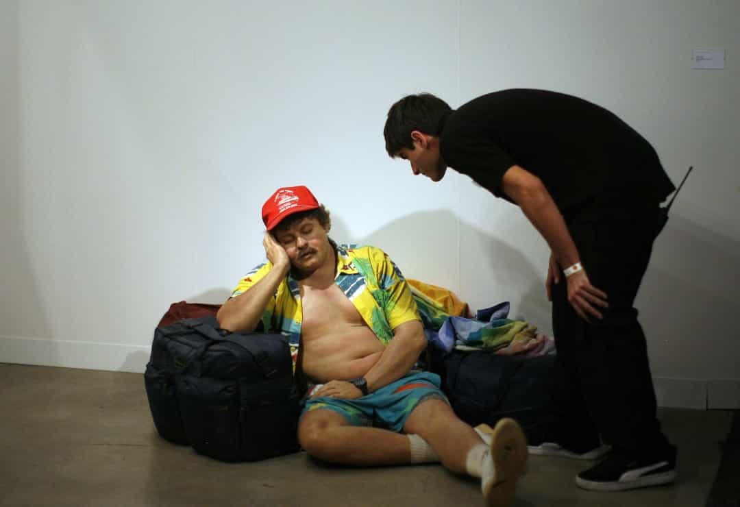 "Homeless" (Người vô gia cư)- tác phẩm điêu khắc của Van De Weghe tại triển lãm Art Basel ở Bãi biển Miami (Hoa Kỳ).
