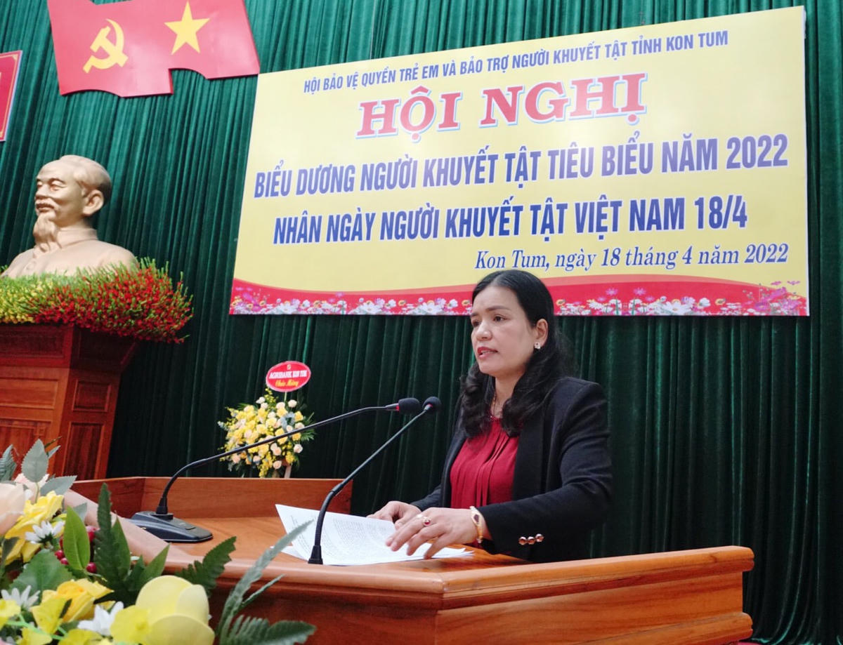 Bà Y Ngọc, Phó Chủ tịch UBND tỉnh Kon Tum, Phát biểu tại Hội nghị.