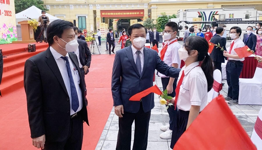 Thứ trưởng Bộ GD&ĐT Nguyễn Hữu Độ cùng Bí thư Thành ủy Hà Nội Đinh Tiến Dũng động viên học sinh Thủ đô trước lễ khai giảng năm học 2021-2022.