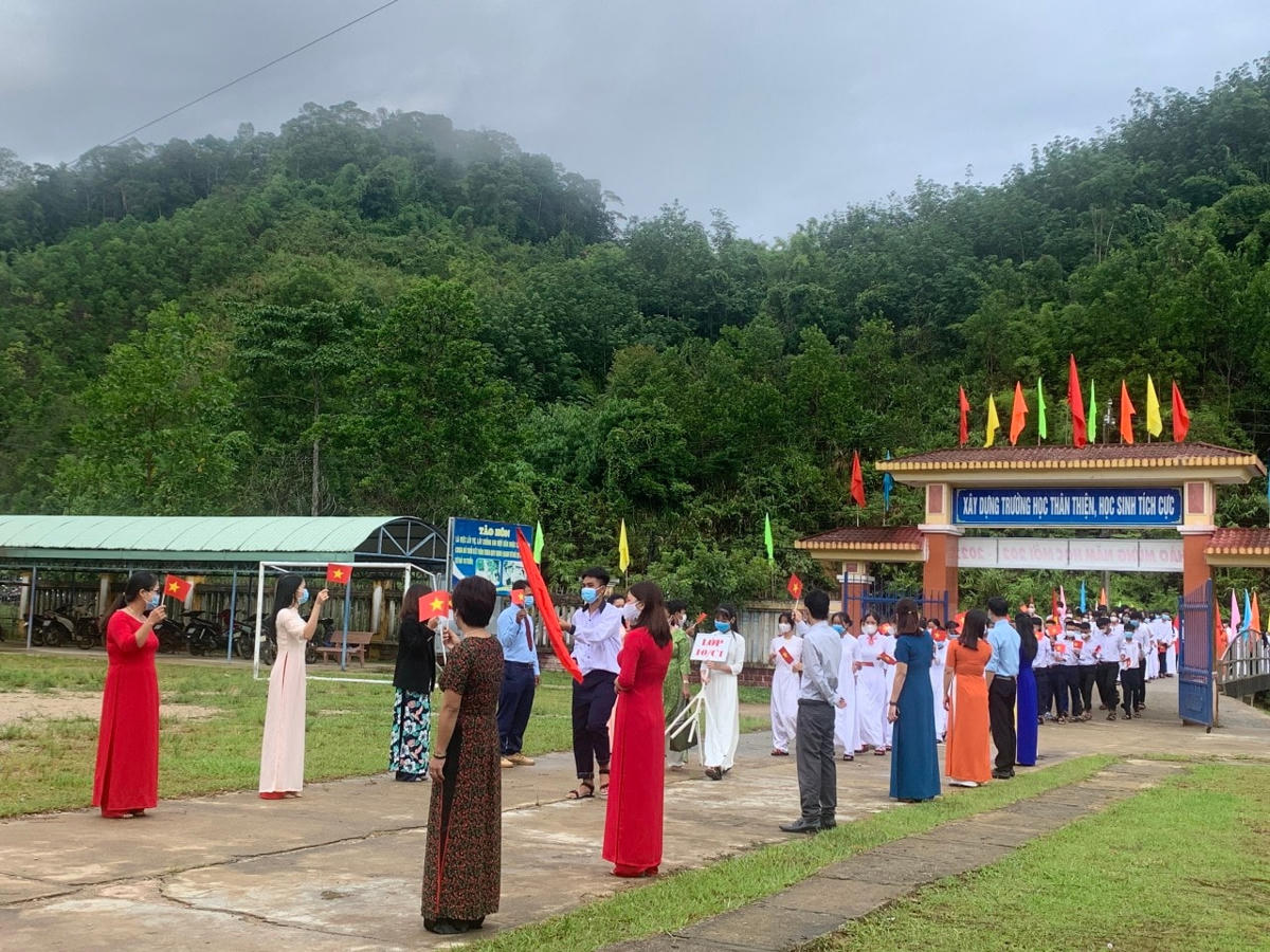 Giáo viên vùng biên giới đón học sinh tự trường khai giảng.