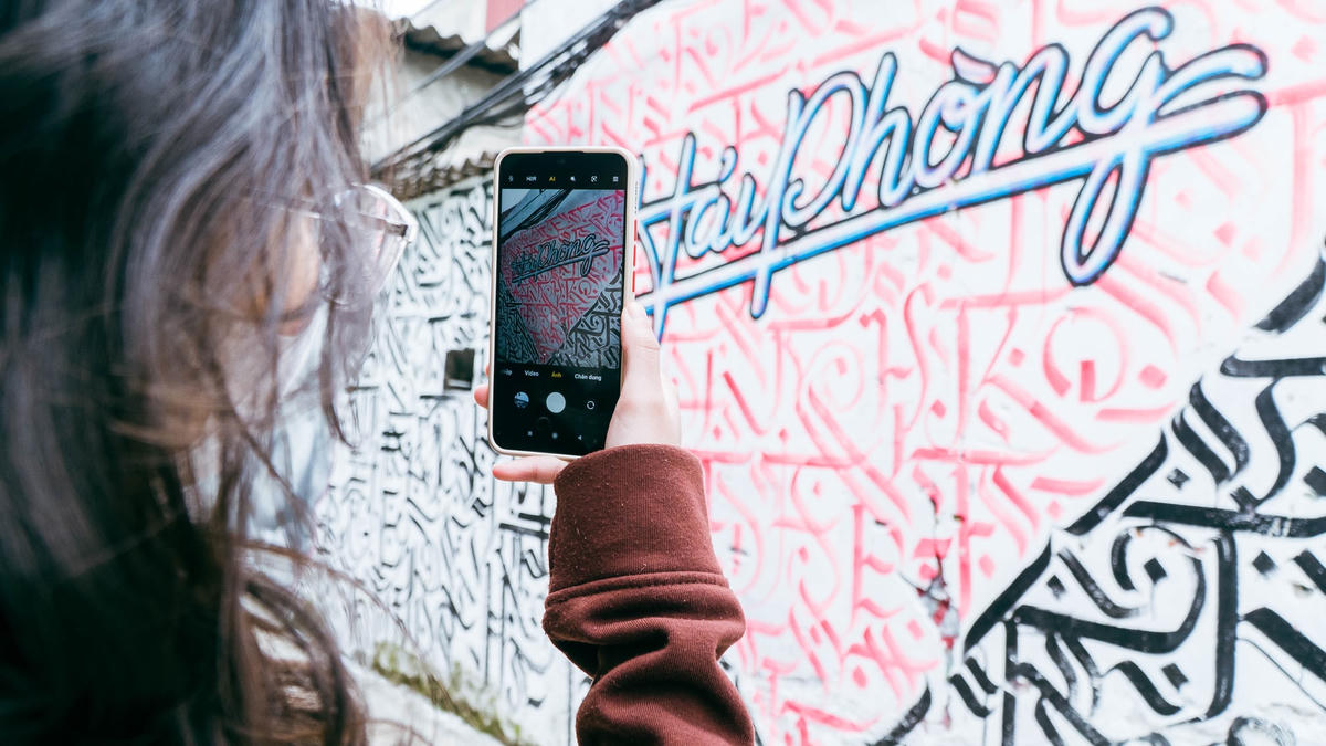 Bức tường cũ nay đã trở thành địa điểm “check-in” lý tưởng của nhiều bạn trẻ.