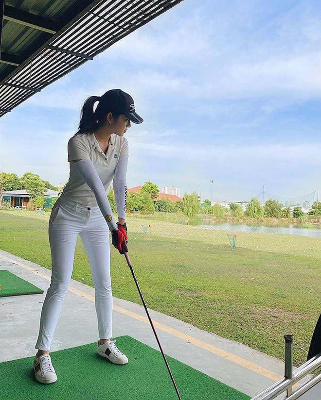 Phong cách thời trang yêu thích của Huyền My tại sân golf là áo phông, quần skinny trắng phối với giày Gucci. 