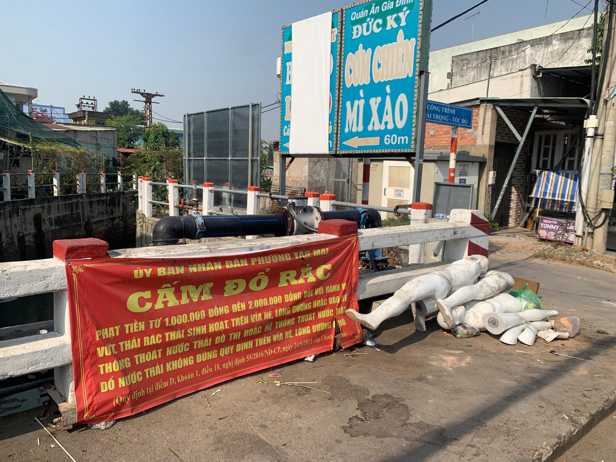 “Càng cấm càng đổ” (đường Phạm Văn Thuận, phường Tân Mai).