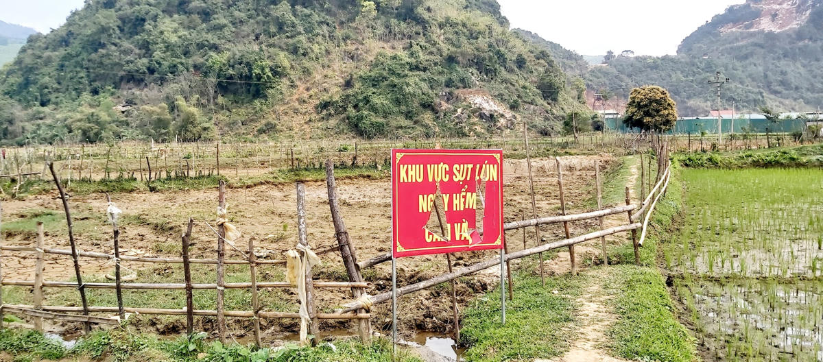Ngoài mất nước ngầm, tại 2 bản Công và Na Hiêng còn xuất hiện sụt lún đất, khiến người dân lo lắng.