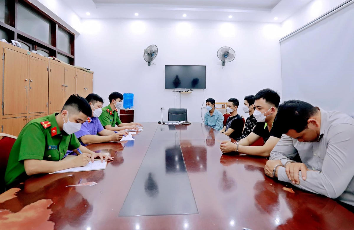 Các đối tượng liên quan tại Cơ quan Công an. Ảnh: Công an tỉnh Quảng Ninh.