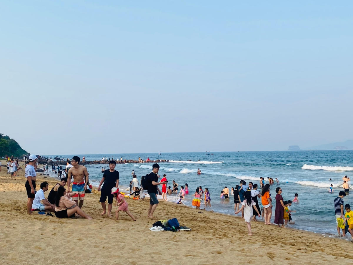 Bãi Đông Nghi Sơn thu hút rất đông khách du lịch trong 2 ngày đầu nghỉ lễ giỗ Tổ Hùng Vương.