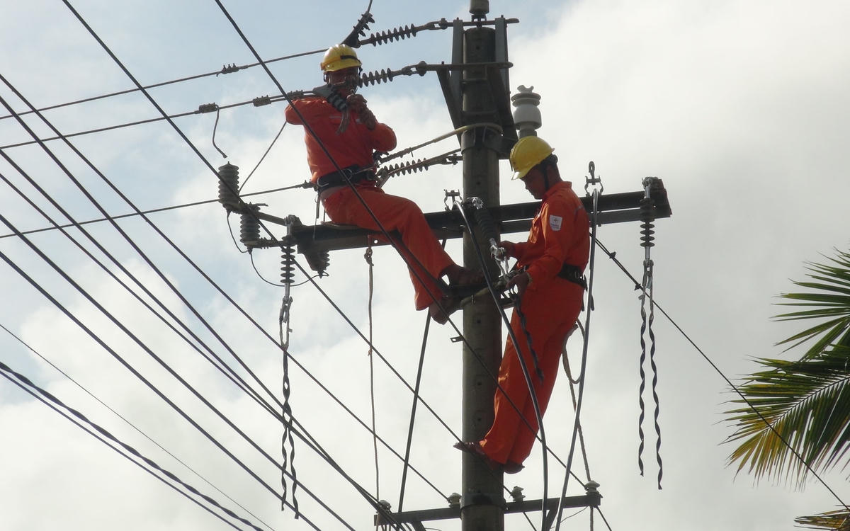 Giám đốc Điện lực Quảng Bình xem xét kỷ luật các tập thể, cá nhân liên quan trong vụ việc ghi nhầm số điện.
