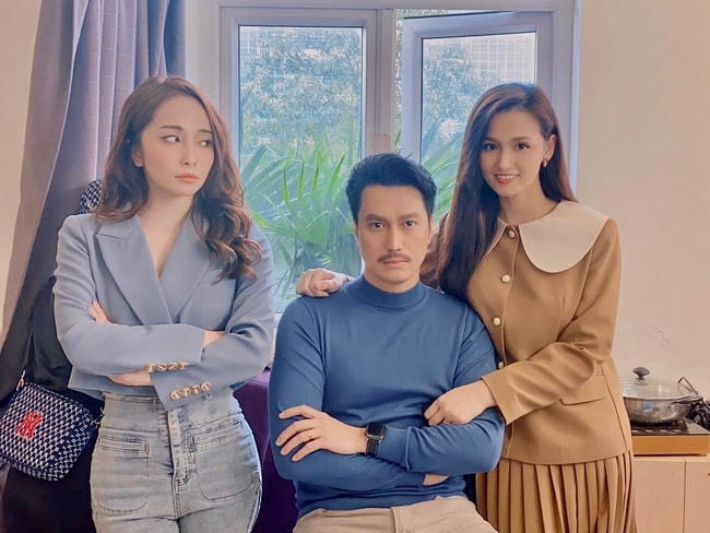 Chuyện tình cảm rối ren của 3 diễn viên chính. 