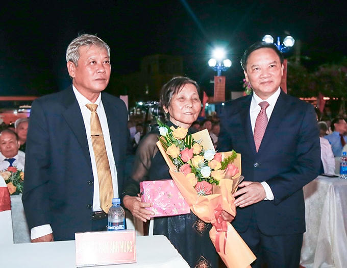 Lãnh đạo tỉnh Khánh Hòa và thị xã Ninh Hòa tặng hoa và quà cho mẹ Việt Nam Anh hùng.