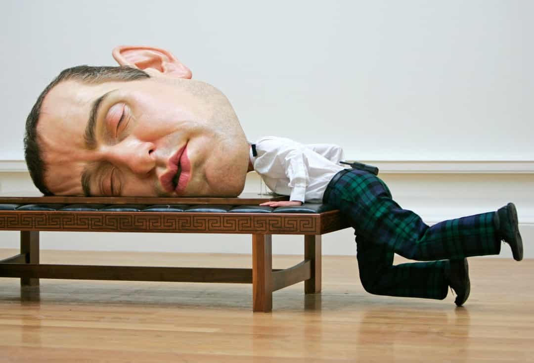 Tác phẩm đáng kinh ngạc 'Mặt nạ II' của nhà điêu khắc người Úc Ron Mueck được trưng bày tại Học viện Hoàng gia Scotland, ở Edinburgh (Scotland).