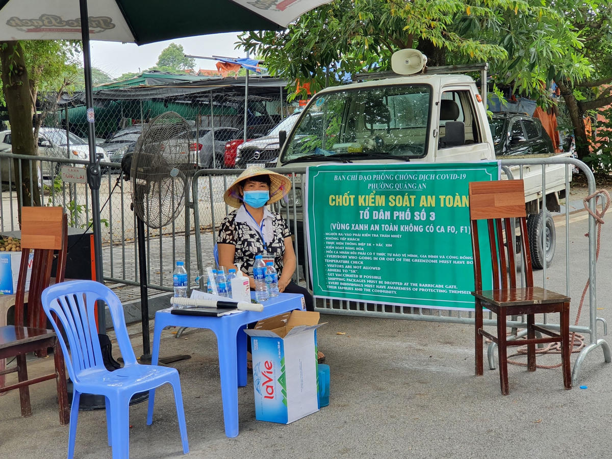 Lối vào Phủ Tây Hồ cũng được chặn 'cứng' bởi lực lượng của tổ Covid cộng đồng.