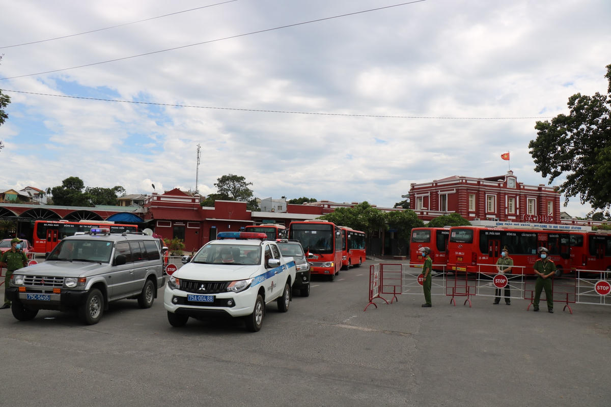 Đoàn xe đưa các công dân từ ga Huế đến khu cách ly tập trung tại Khung T4 thuộc phường Phú Thượng, TP Huế.