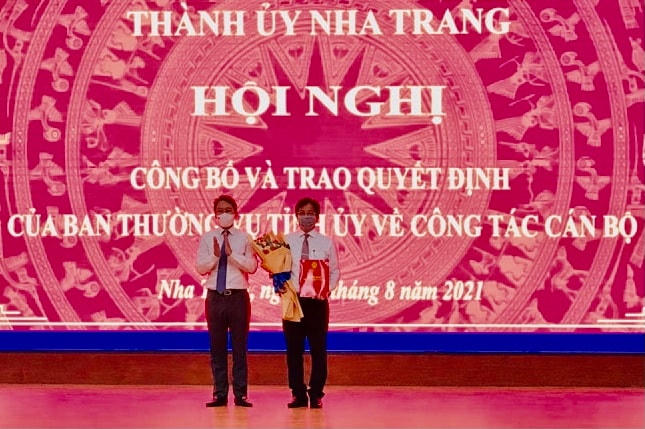 Ông Nguyễn Hải Ninh, Bí thư Tỉnh ủy Khánh Hòa, trao quyết định cho ông Hồ Văn Mừng