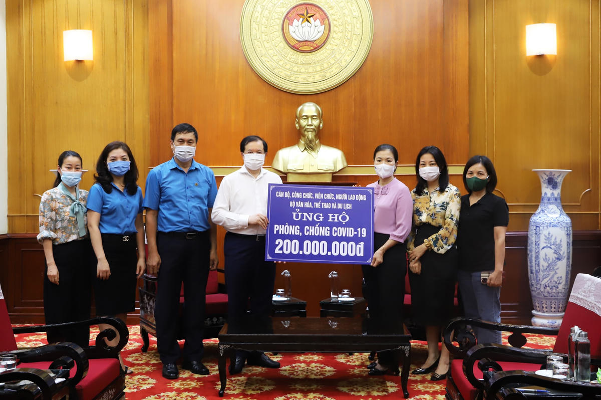 Phó Chủ tịch Trương Thị Ngọc Ánh tiếp nhận ủng hộ từ cán bộ, công chức, viên chức, người lao động Bộ Văn hóa, Thể thao và Du lịch.