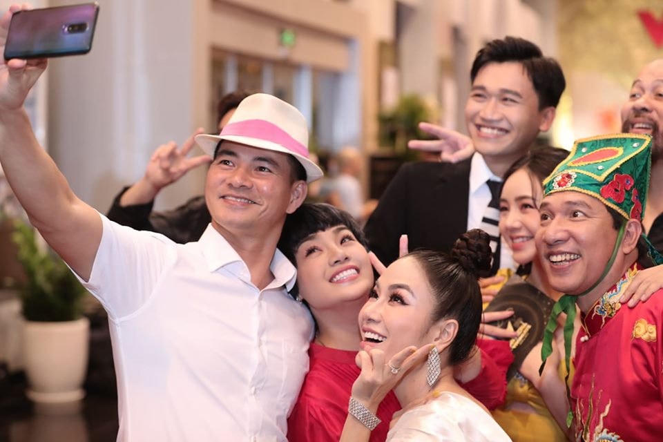 Thảm đỏ VTV Awards 2020 tràn ngập những nụ cười.