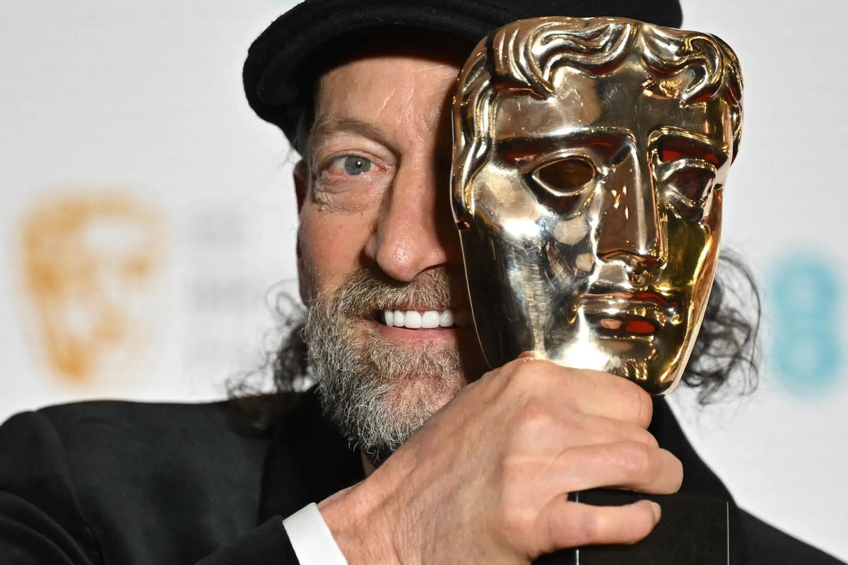 Troy Kotsur trở thành diễn viên khiếm thính đầu tiên giành giải Bafta lớn, giải Nam diễn viên phụ xuất sắc nhất cho bộ phim Coda. Ảnh: Ben Stansall / AFP / Getty Images.