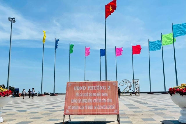 Biển báo nhắc nhở người dân được UBND phường 2 đặt từ trước đó.  