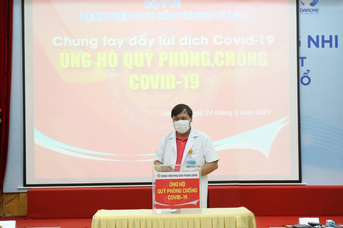 PGS.TS Trần Danh Cường, Giám đốc Bệnh viện ủng hộ Quỹ phòng, chống Covid-19.  