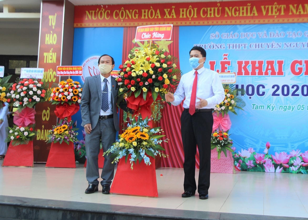 Lãnh đạo tỉnh tặng hoa chúc mừng thầy và trò.