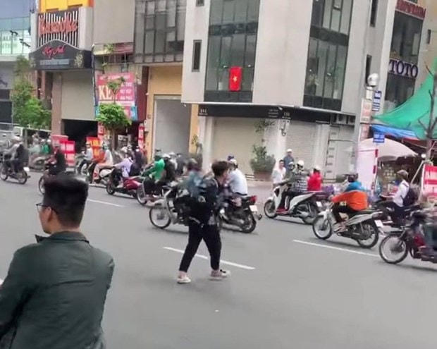 Hà Nội: Khởi tố thanh niên cầm gậy sắt đập xe sau va chạm giao thông