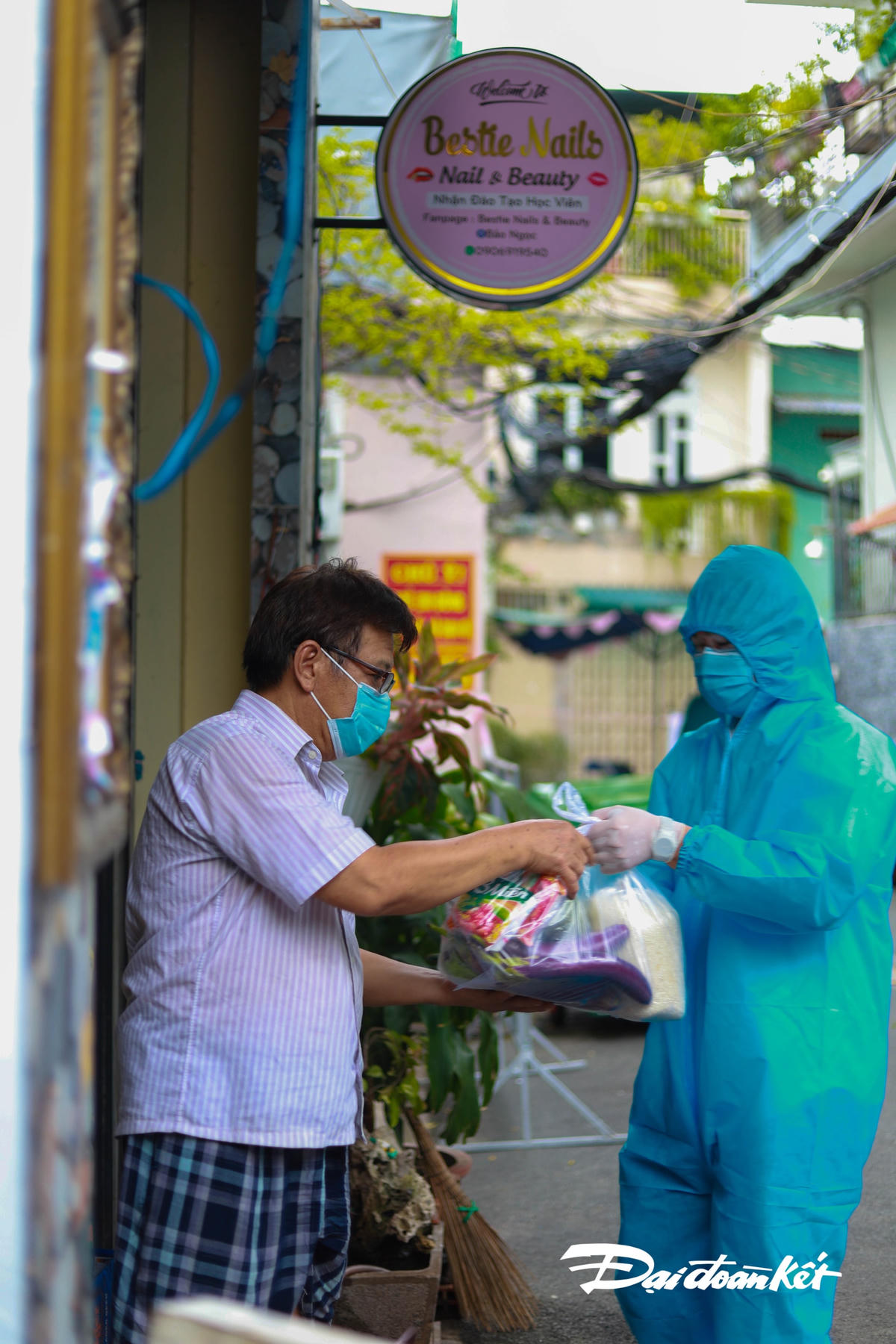 Những phần cơm được chuyển tới tay người dân trong khu cách ly.