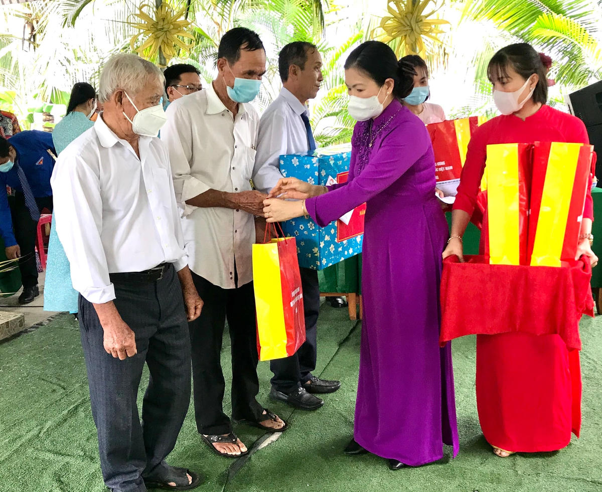 Phó Chủ tịch UBTƯMTTQ Việt Nam Trương Thị Ngọc Ánh trao quà cho các hộ dân tại ngày hội.