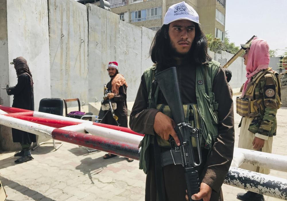 Lực lượng Taliban liên tục tuần tra khắp thủ đô Kabul. Ảnh: AP.