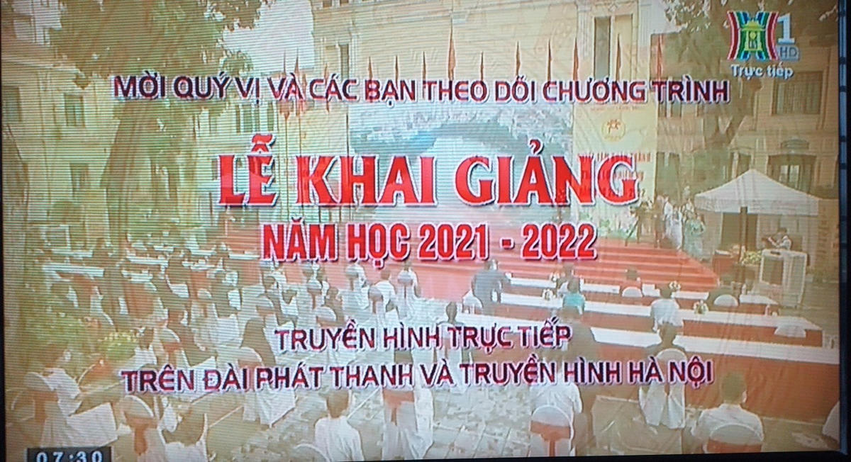 Hình ảnh được truyền hình trực tiếp qua màn ảnh nhỏ.