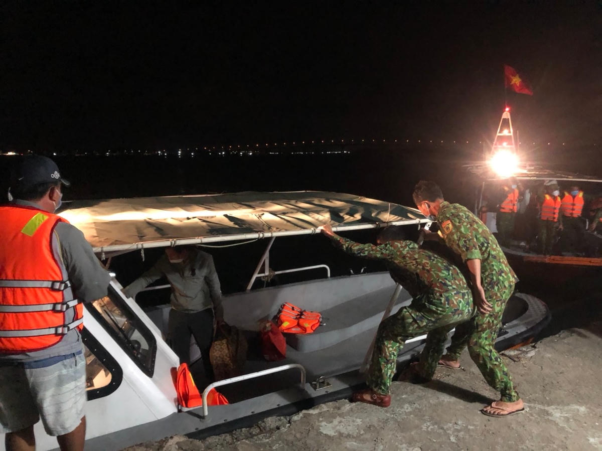 Lực lượng chức năng đưa ông G. vào đất liền cấp cứu.