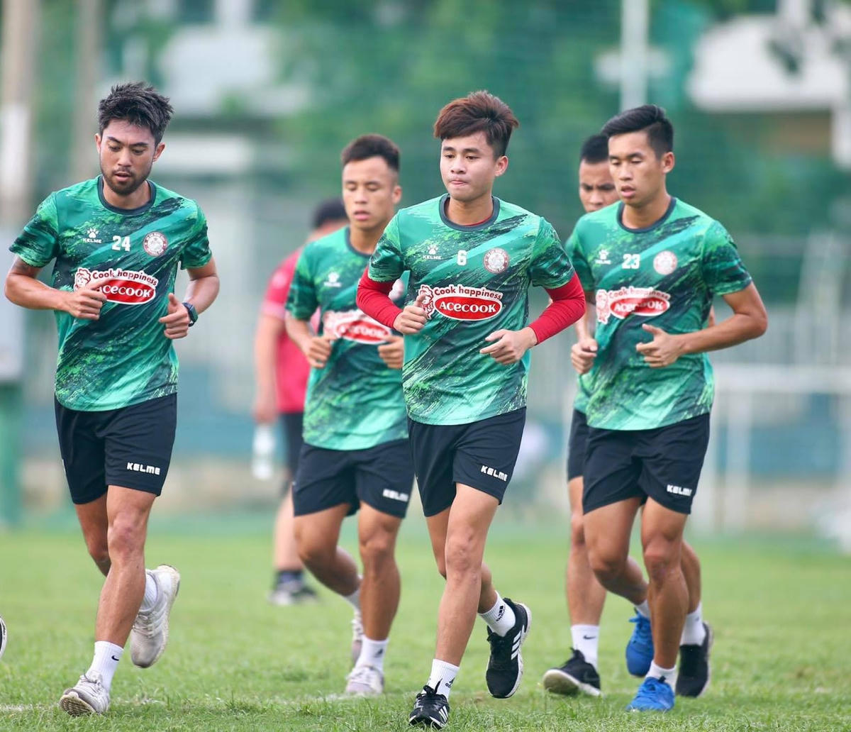 Lee Nguyễn trở lại tập luyện cùng các đồng đội, sau chấn thương cơ khép. 