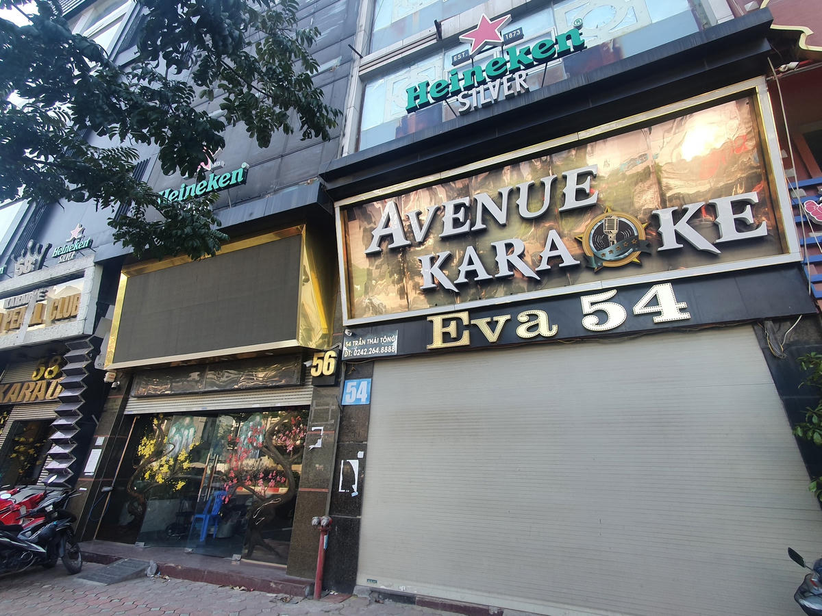 Các quán karaoke thì vẫn đóng cửa im lìm. Ảnh: Hoàng Chiến