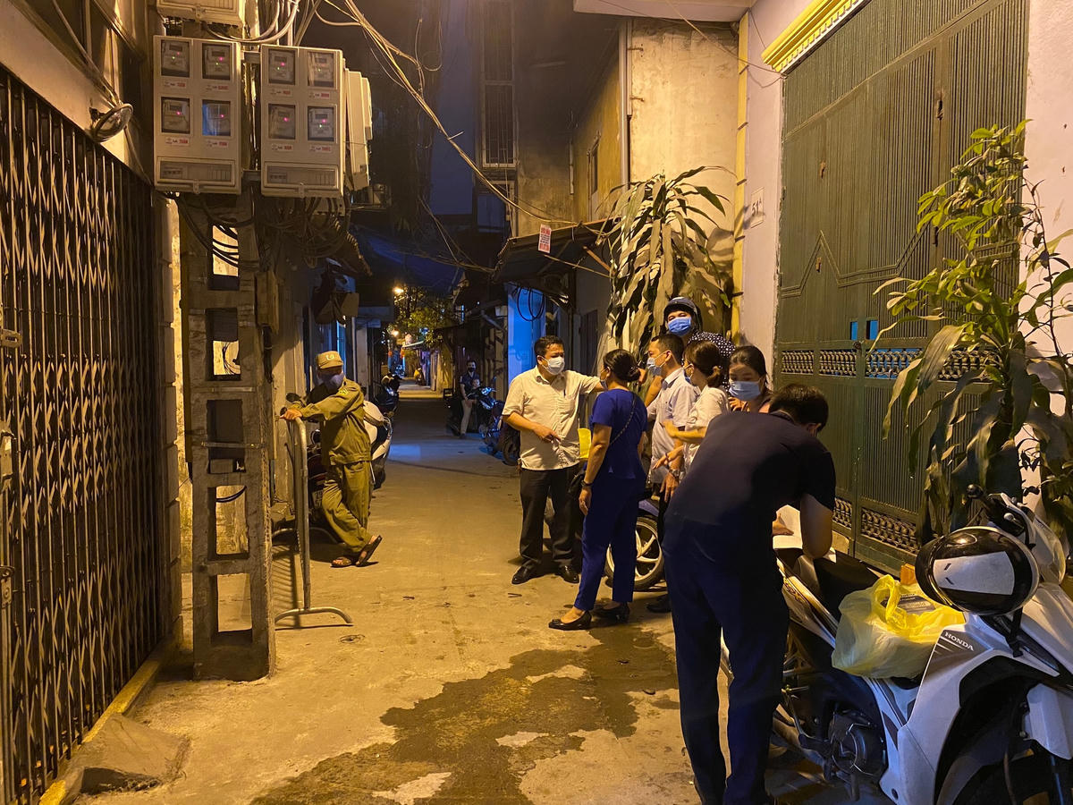 Lực lượng chức năng phong tỏa ngách 87 ngõ 409 Kim Mã.