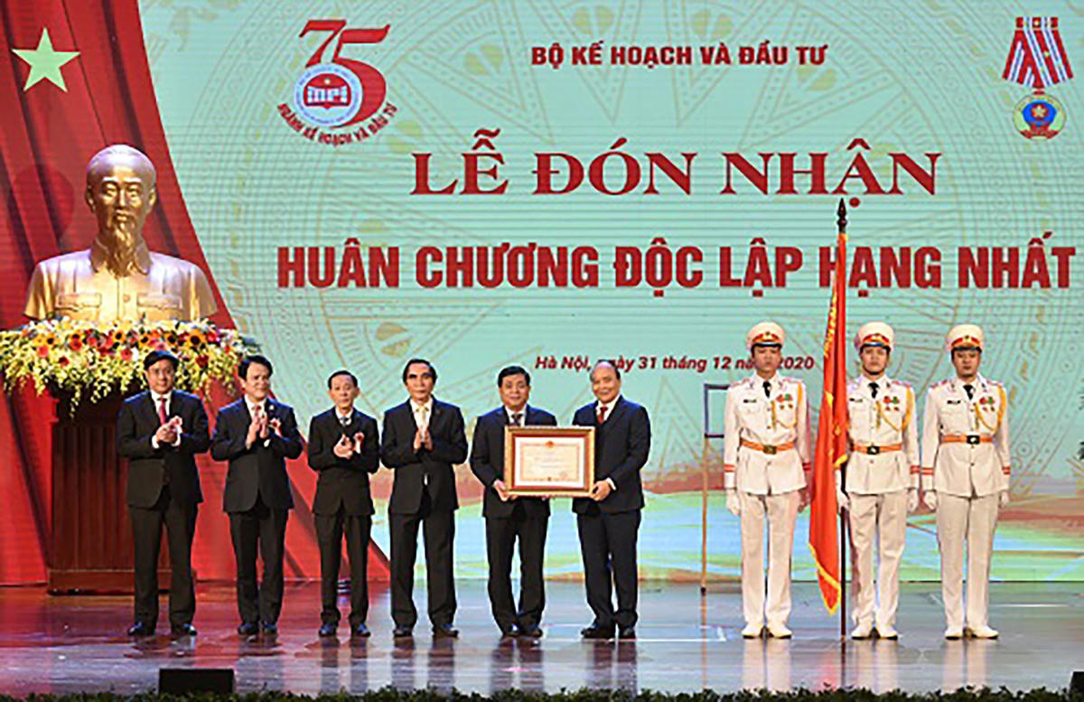 Thủ tướng trao Huân chương Độc lập hạng Nhất cho Bộ Kế hoạch và Đầu tư - Ảnh: VGP/Quang Hiếu.  