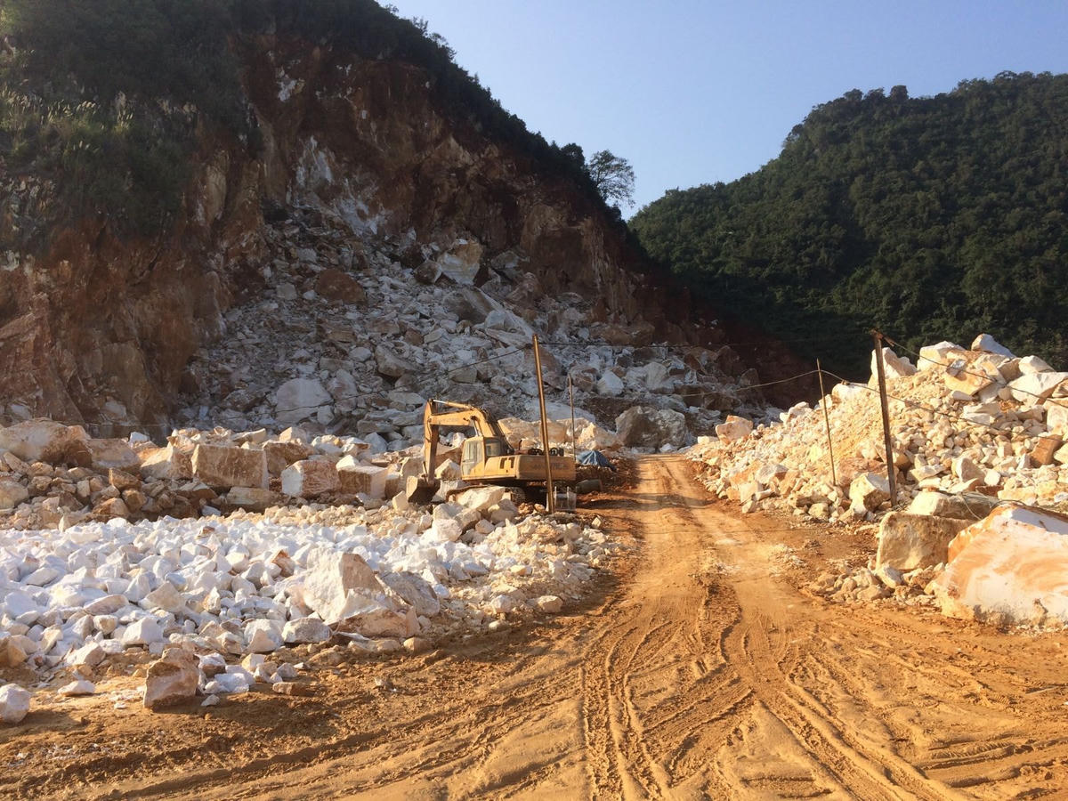 Khu vực khai thác mỏ đá trắng tại bản Ngọc (xã Châu Hồng, huyện Quỳ Hợp, Nghệ An), năm 2017.