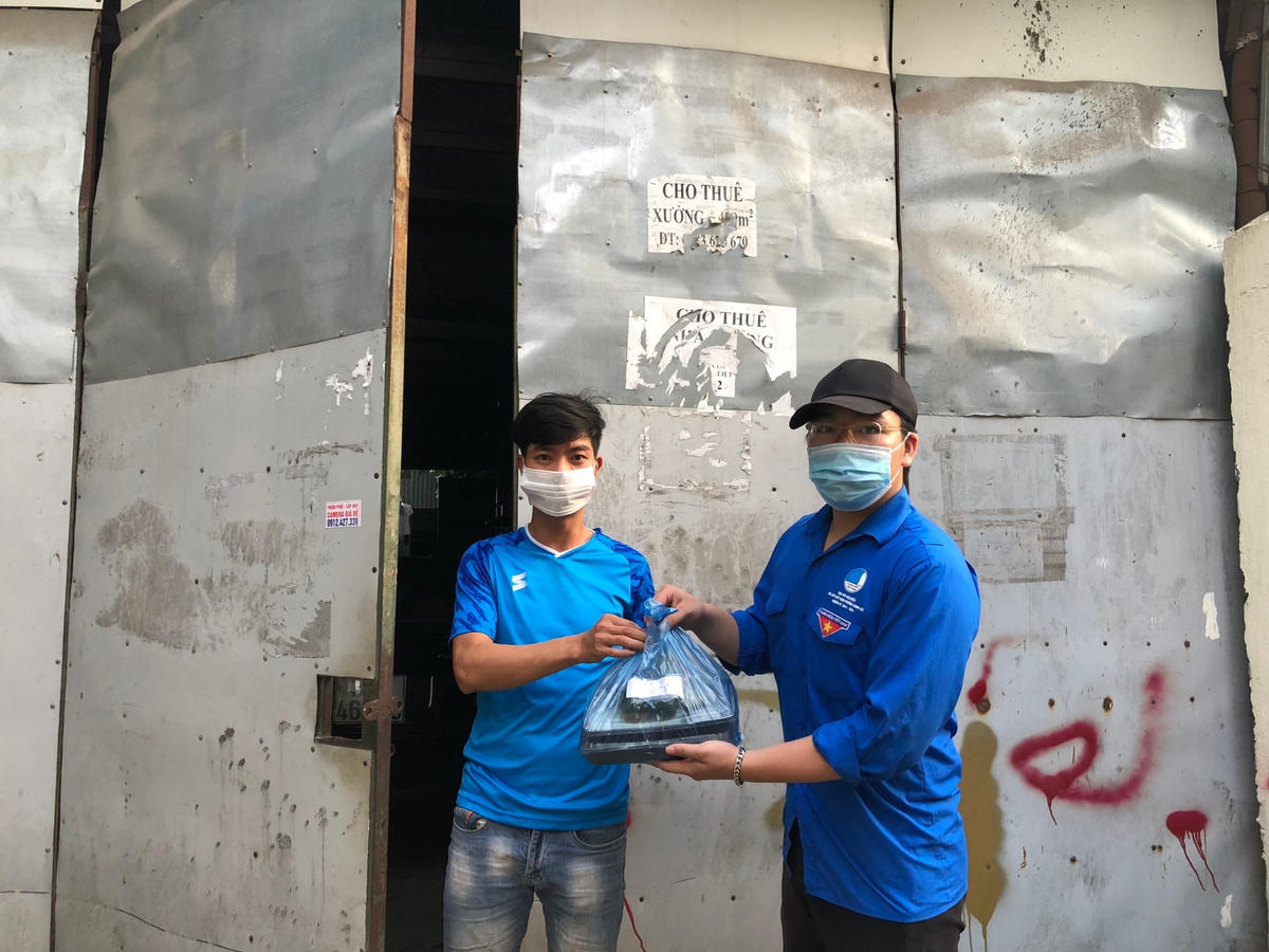 Tình nguyện viên của "Bếp xanh thanh niên" trao cơm miễn phí đến tận tay những hoàn cảnh khó khăn, lao động tự do và sinh viên nghèo.