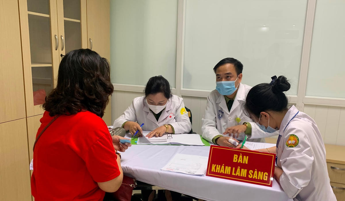 Khám sàng lọc trước khi tiêm vaccine Covid-19.  